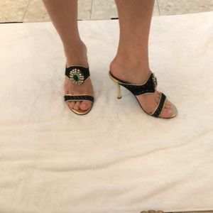 Beautiful sandals with broach